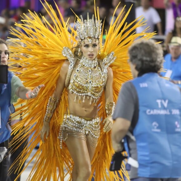 Na pele de Paloma, Grazi Massafera atravessou a Marquês de Sapucaí sambando como passista da escola Unidos de Bom Sucesso