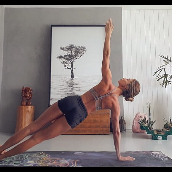 Grazi Massafera mostra corpo sequinho em foto fazendo ioga