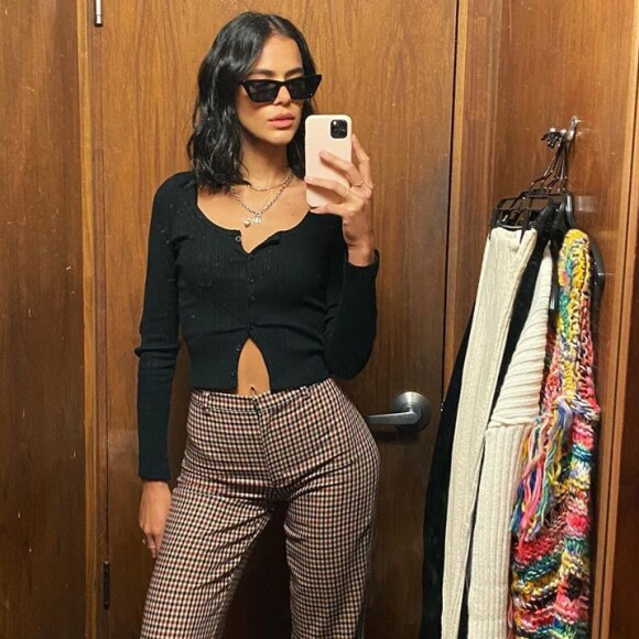 Bruna Marquezine também é dona da cadela Amêndoa, adotada durante viagem para Nova York