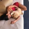 De biquíni, Bruna Marquezine renova bronze na companhia de pet