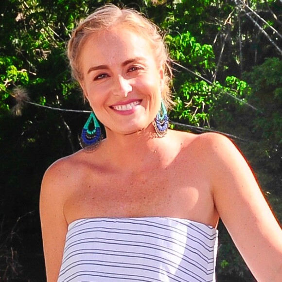 Angélica faz foto blogueirando com turma de pets em casa