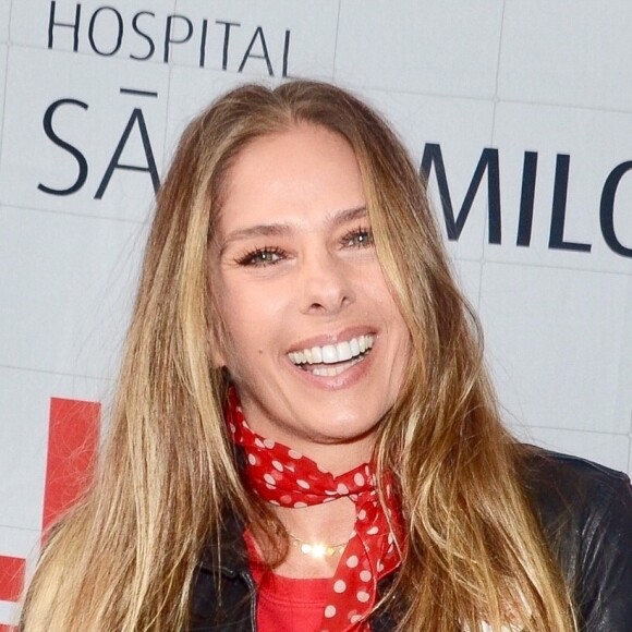 Adriane Galisteu avalia relacionamentos abusivos: 'Acontece de diferentes formas. Já tive homem-âncora – aquele que quer te puxar pra baixo, sabe?'