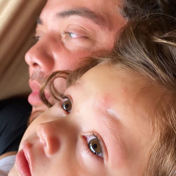 Wesley Safadão apareceu dedicado a ensinar futebol ao filho mais novo, Dom