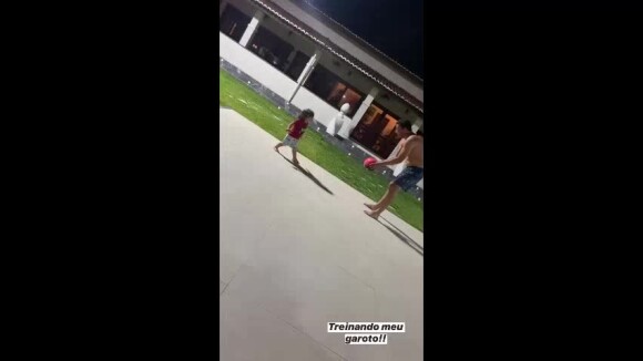 Vídeo: Wesley Safadão ensina futebol para o filho caçula, Dom