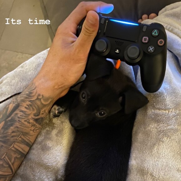 Gabriel Medina mostra pet deitada em seu colo enquanto joga partida de vídeo-game