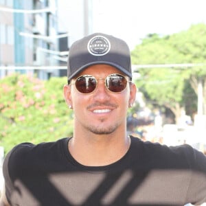 Gabriel Medina está passando quarentena com Yasmin Brunet em sua casa em Maresias, Litoral de São Paulo