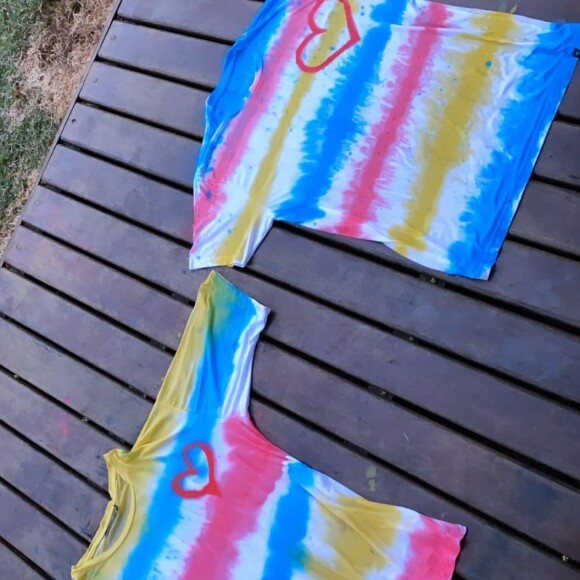 Yasmin Brunet e Gabriel Medina fizeram camisetas tie-dye na quarentena