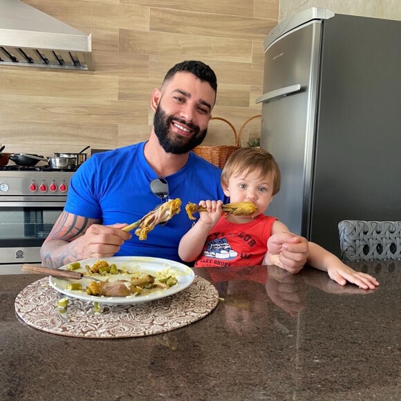 Filho caçula de Gusttavo Lima, Samuel estava no colo do pai durante passeio