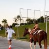 Gusttavo Lima se diverte com os filhos em passeio de cavalo