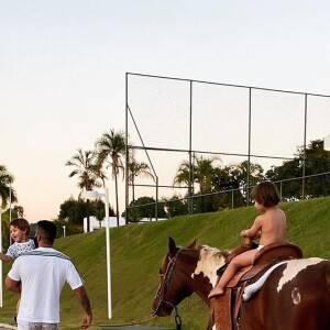 Gusttavo Lima se diverte com os filhos em passeio de cavalo