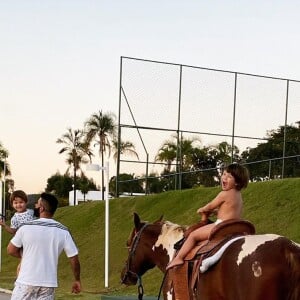 Gusttavo Lima guia Gabriel em passeio de cavalo com Samuel no colo