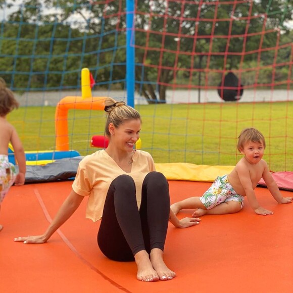 A modelo Andressa Suita se diverte na web com os filhos, Gabriel e Samuel