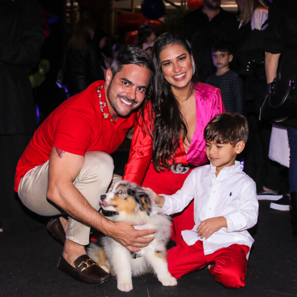 Simone apostou em um look decotado na foto postada nesta quinta-feira (09)