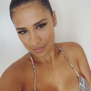 Foto de Simone com look decotado ganha comentário picante do marido e agita fãs