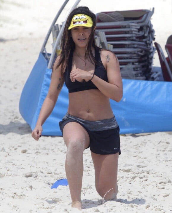 Anitta fez alguns agachamentos durante treino funcional na praia