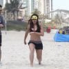 Acompanhada de um professor de academia, Anitta faz treino funcional na praia