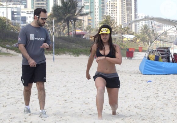 Acompanhada de um professor de academia, Anitta faz treino funcional na praia