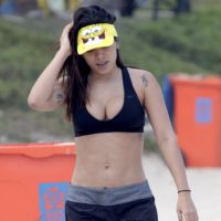 Anitta deixa a barriga à mostra em treino funcional na areia de praia no Rio