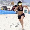 Focada em reduzir medidas, Anitta corre muito durante exercícios na praia