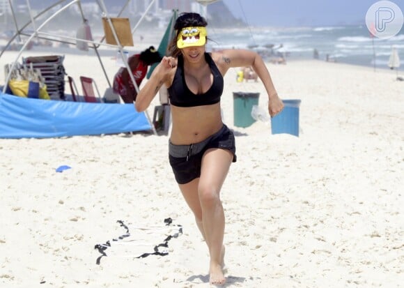Focada em reduzir medidas, Anitta corre muito durante exercícios na praia