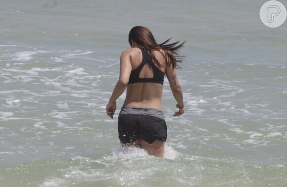 Anitta deixa barriga à mostra durante treino funcional nas areias da praia da Barra da Tijuca, Zona Oeste do Rio de Janeiro