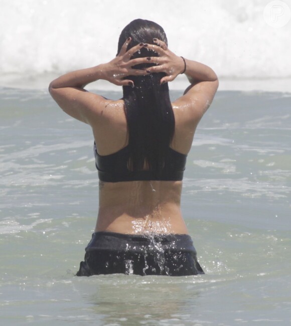 Anitta deixa barriga à mostra durante treino funcional nas areias da praia da Barra da Tijuca, Zona Oeste do Rio de Janeiro