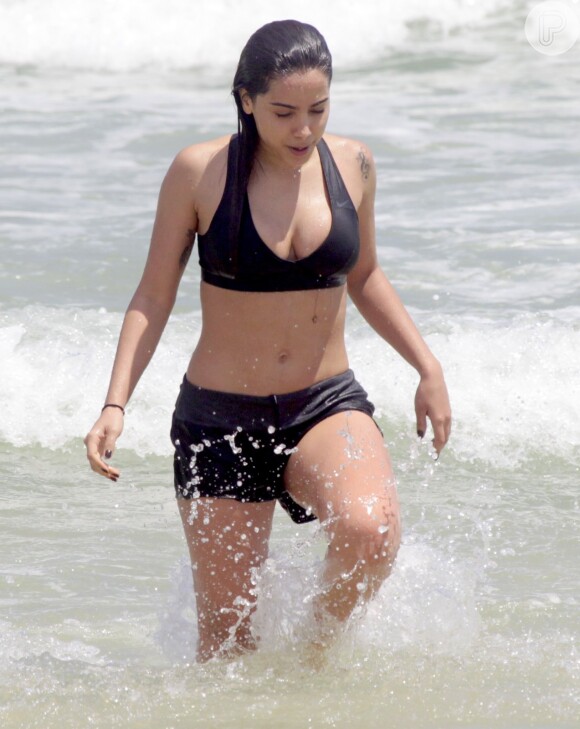 Para se refrescar, Anitta deu um mergulho no mar