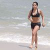 Anitta deixa barriga à mostra durante treino funcional nas areias da praia da Barra da Tijuca, Zona Oeste do Rio de Janeiro
