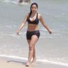 Anitta deixa barriga à mostra durante treino funcional nas areias da praia da Barra da Tijuca, Zona Oeste do Rio de Janeiro