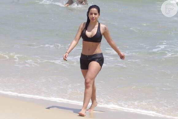 Anitta deixa barriga à mostra durante treino funcional nas areias da praia da Barra da Tijuca, Zona Oeste do Rio de Janeiro