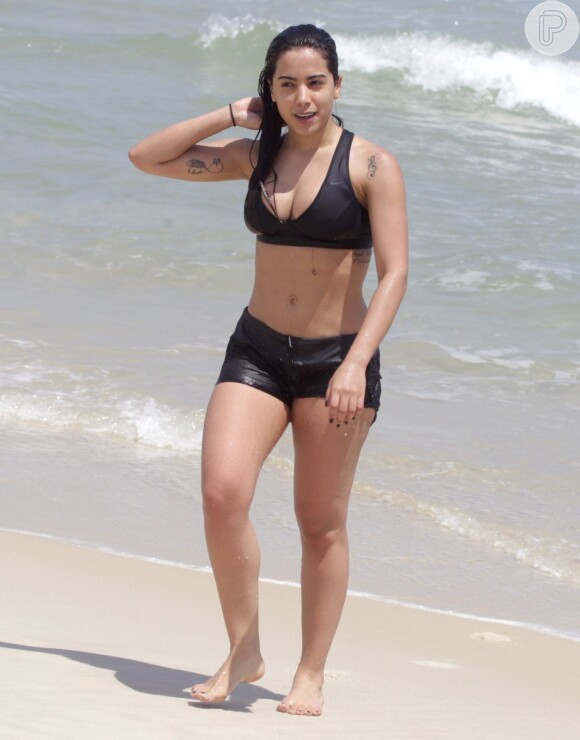 Anitta deixa barriga à mostra durante treino funcional nas areias da praia da Barra da Tijuca, Zona Oeste do Rio de Janeiro