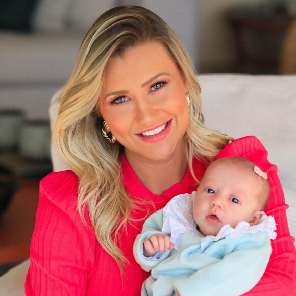 Ana Paula Siebert adora produzir lookinhos coloridos para a filha Vicky, de 1 mês