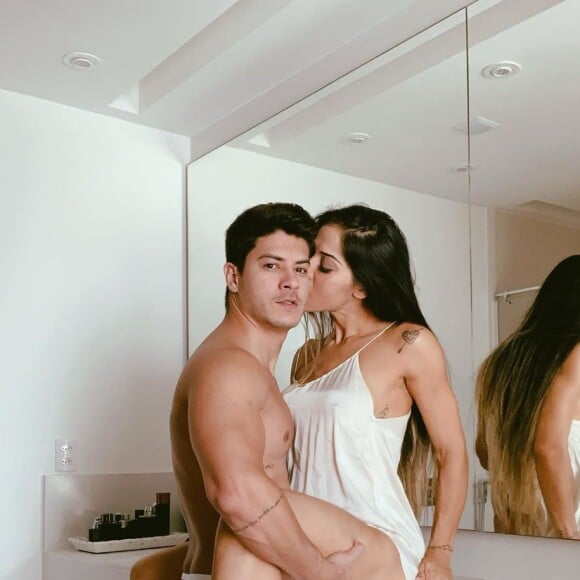Mayra Cardi expõe vídeos e prints de Arthur Aguiar