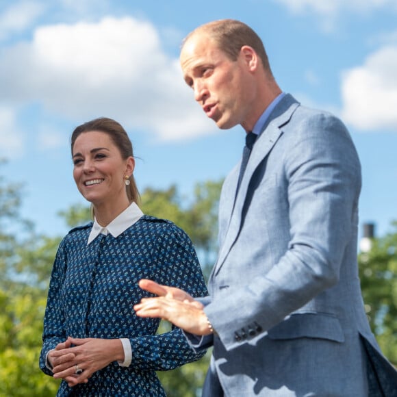 Kate Middleton visitou hospital com vestido de marca sustentável