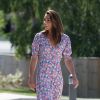Kate Middleton usou vestido midi floral de marca baseada na Indonésia