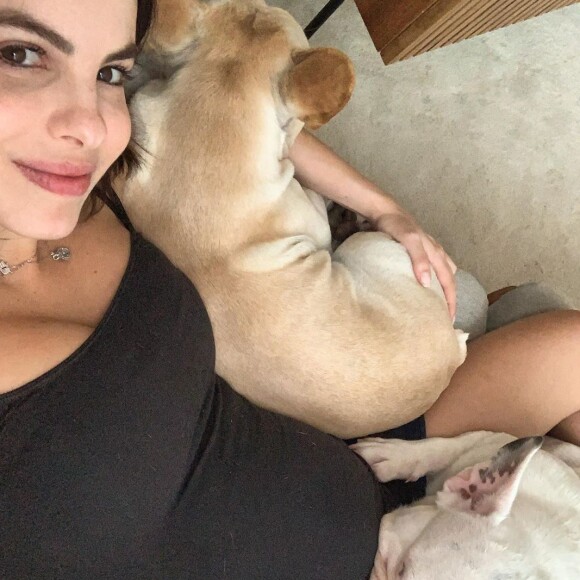 Sthefany Brito apontou o cuidado do marido, Igor Raschkovsky, com os dois pets do casal