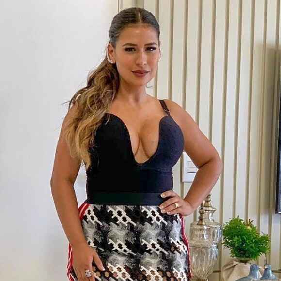 Irmã de Simaria, Simone usa body que valoriza os seios