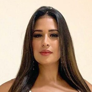 Irmã de Simaria, Simone usa look all white com corset