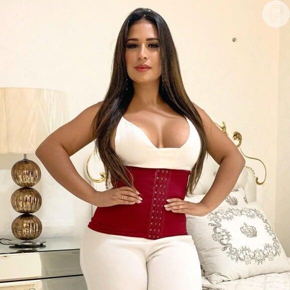 Irmã de Simaria, Simone usa look all white com corset