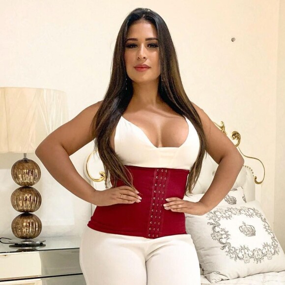 Irmã de Simaria, Simone usa look all white com corset