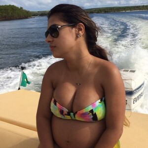 Na gravidez, Simone deixou barriga à mostra em foto de biquíni