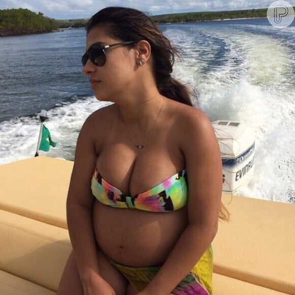 Na gravidez, Simone deixou barriga à mostra em foto de biquíni