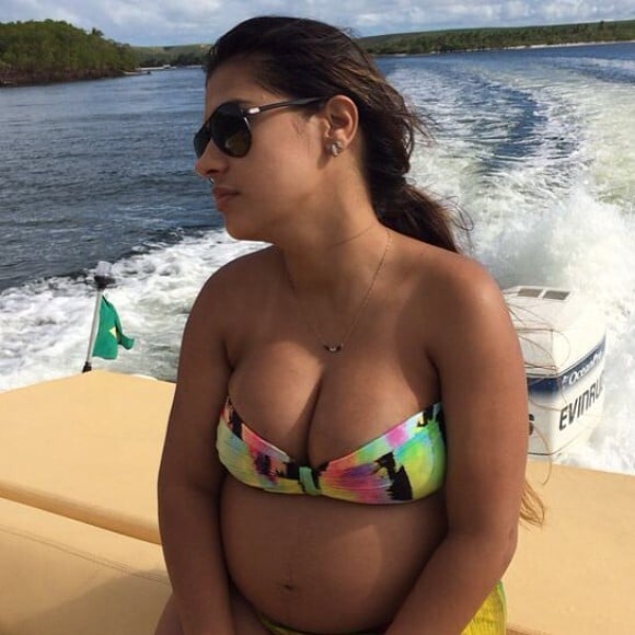 Na gravidez, Simone deixou barriga à mostra em foto de biquíni