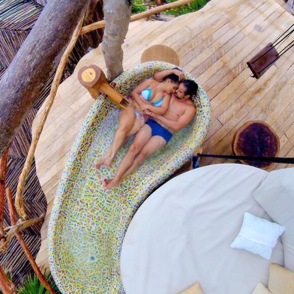 Simone, da dupla com Simaria, aparece de biquíni em foto com marido