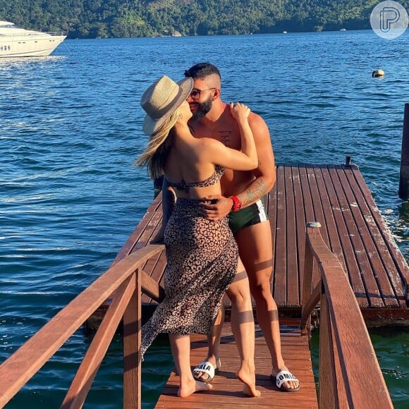 Andressa Suita e Gusttavo Lima trocaram beijos na beira do mar