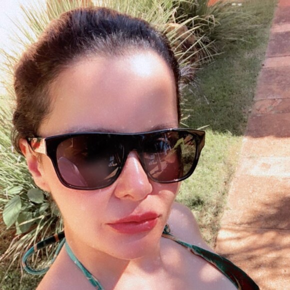 Sem maquiagem, Maraisa valoriza o corpo com beach wear