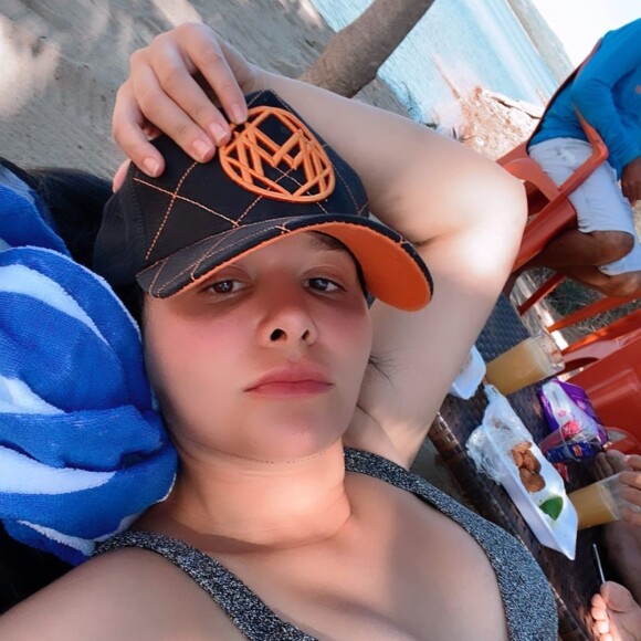 Maraisa usa biquíni brilhoso para dia de folga