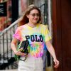 Tie dye no look de Gigi Hadid: top apostou em tons neon na trend