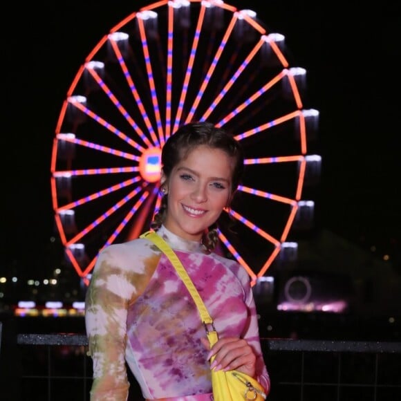 Look de Isabella Santoni contou com tie dye e transparência