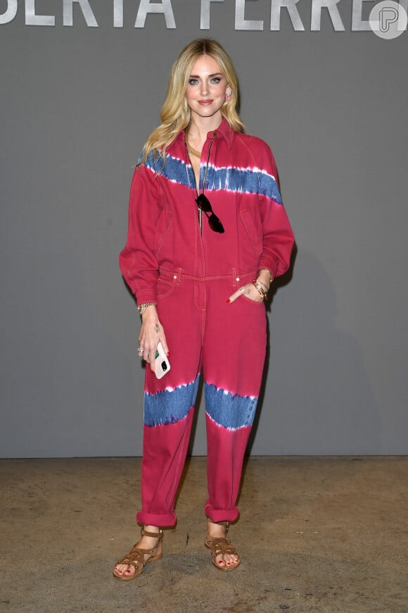 A influencer italiana Chiara Ferragni usou macacão estiloso com estampa tie dye horizontal